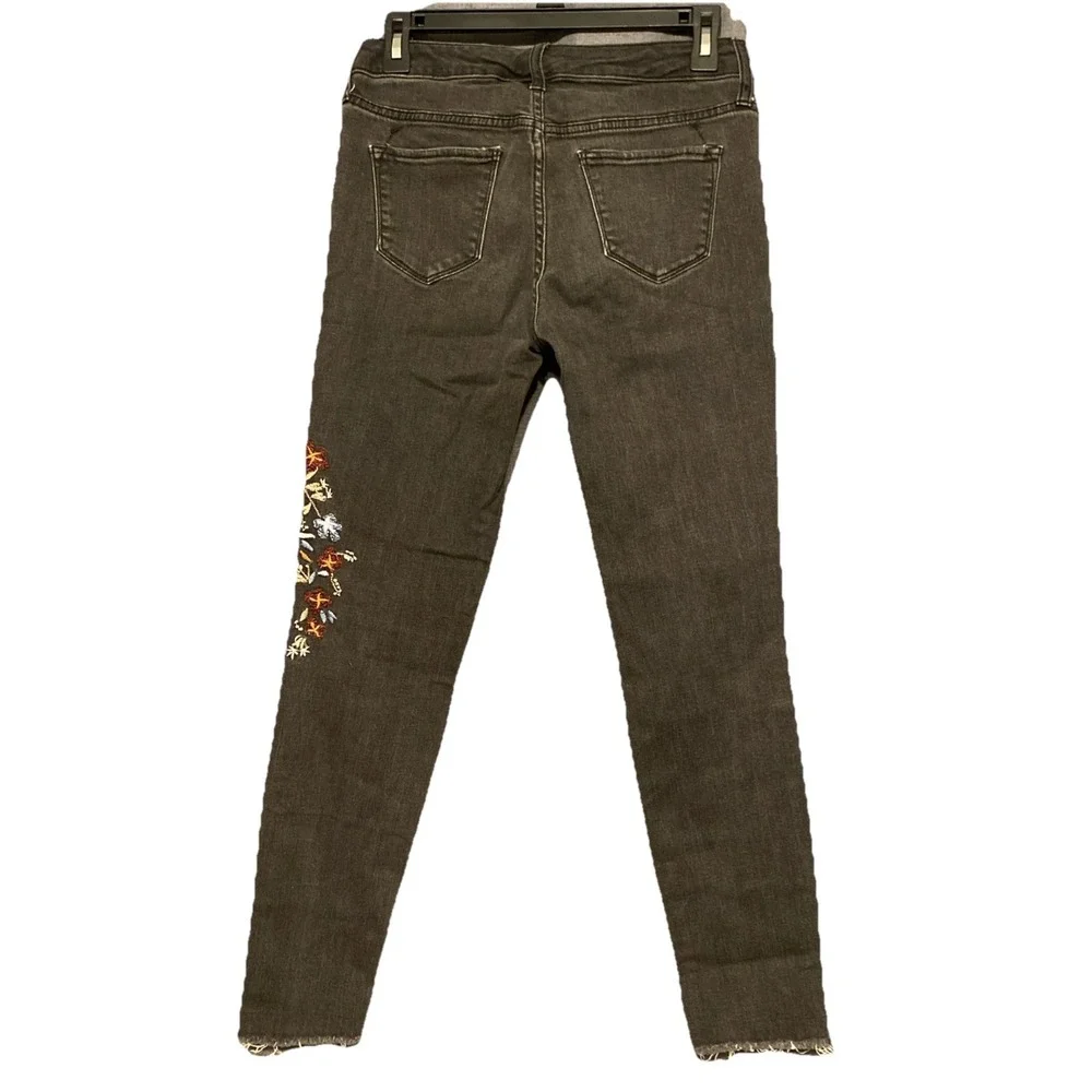 Mossimo Womens Jeans Curvy Skinny Embroidered Floral Stretch Black Size 2 /‎ 26 - Picture 2 of 6